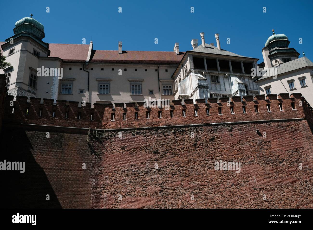 Krakau, Polen - 01. Juli 2020: Verteidigungsmauern der Wawel-Burg Stockfoto