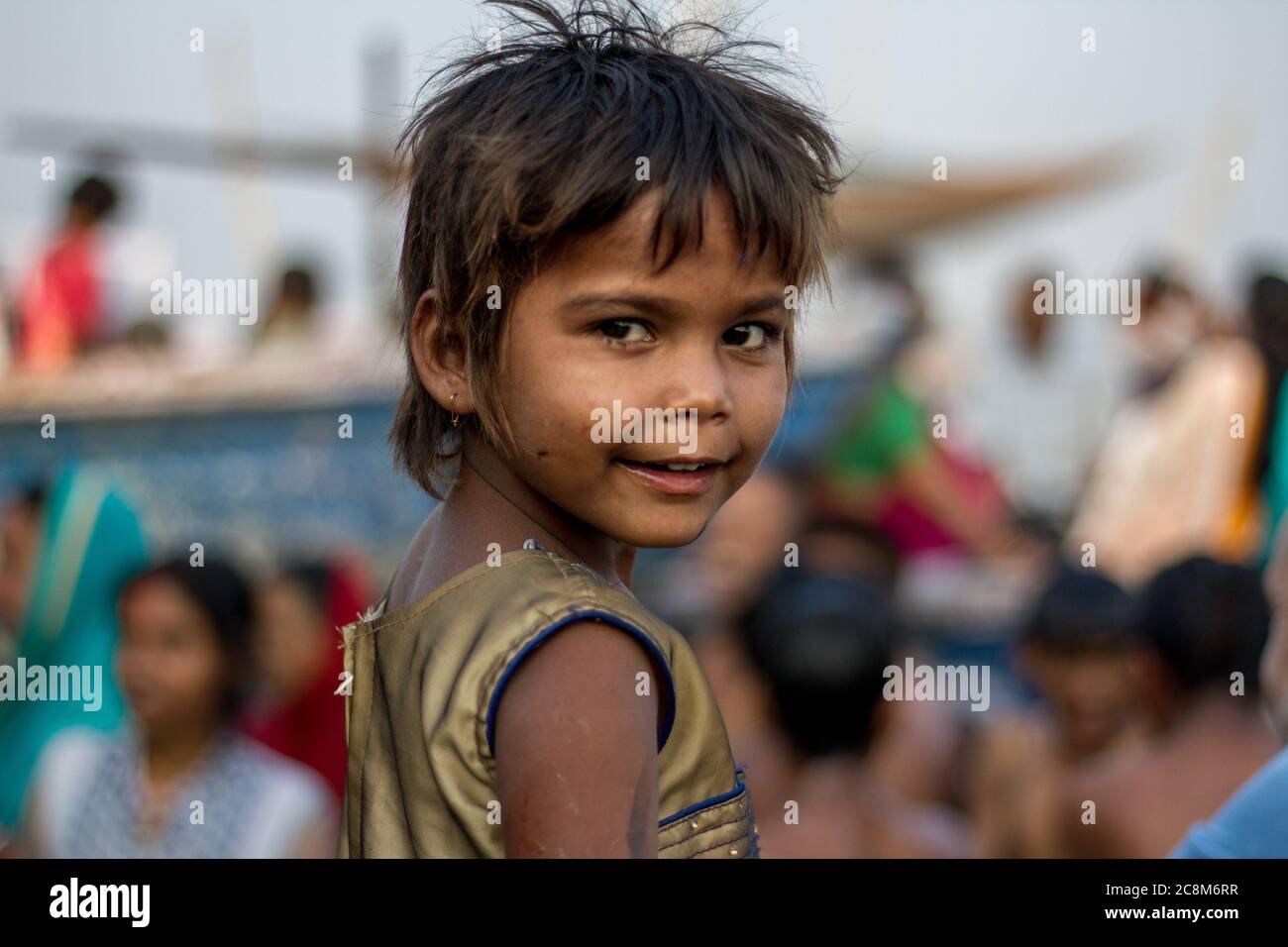 März 2020 - Varanasi, Indien.Junges Mädchen, das in der Nähe des ganges-Flusses herumläuft. Stockfoto