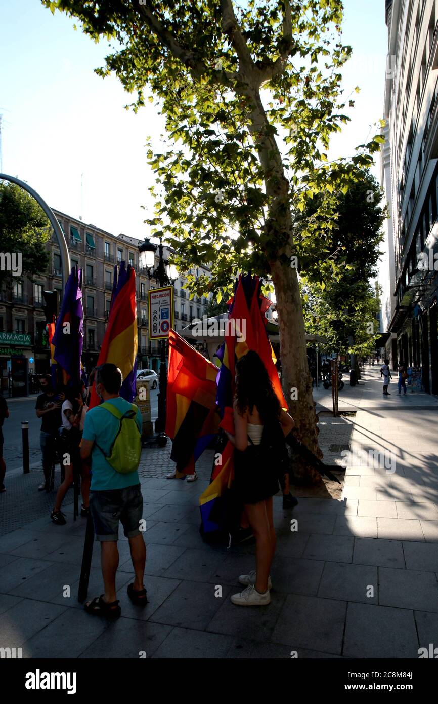 Madrid, Spanien; 25/07/2020.- Hunderte Demonstranten marschieren durch die Straßen von Madrid, um gegen die "korrupte" spanische Monarchie zu protestieren, um den Ruf der "Volksrepublik" zu rufen.unter dem Motto "vor der korrupten Monarchie und dem Elend des Systems, der Volksrepublik" winkte die Demonstration des 25S-Koordinators. Die Flagge der Zweiten Spanischen Republik war die nationale Flagge Spaniens in der Zeit zwischen 1931 und 1939 während der Zweiten Republik, die im Land stattfand und dass General Francisco Franco mit einem Staatsstreich gestürzt und die Gründung f Stockfoto