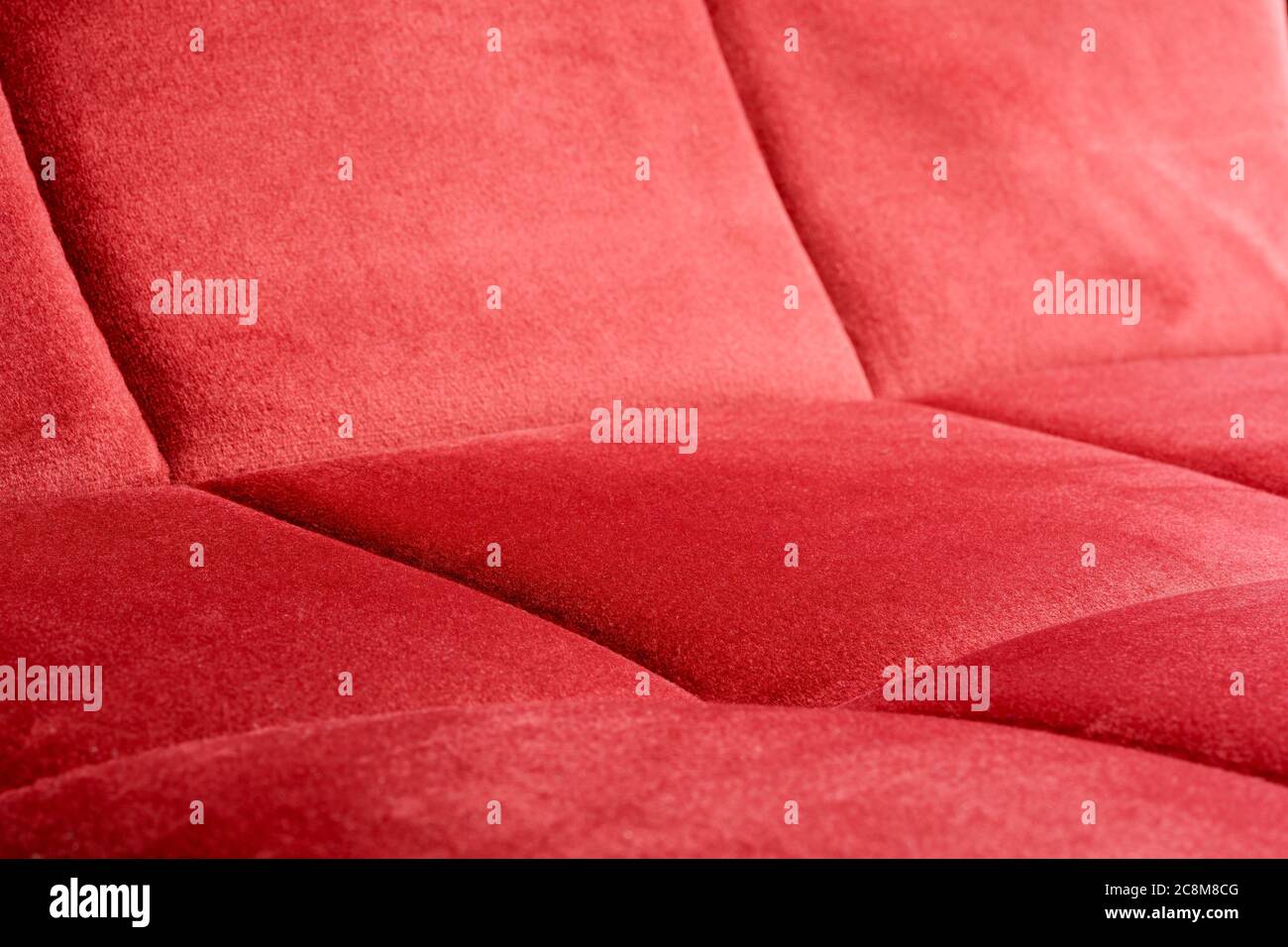 Nahaufnahme eines roten samtigen Polsterstoffes Stockfoto Nahaufnahme eines roten samtigen Polsterstoffes Stockfoto