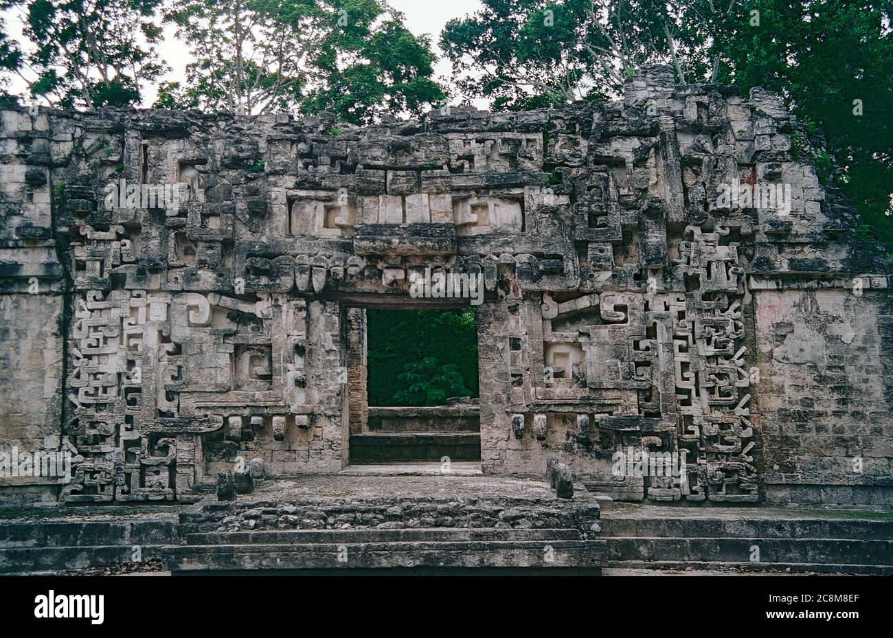 Die Öffnung der Schlange in Struktur II. Chicanna Maya Ruinen. Campeche, Mexiko. Vintage Film Bild - ca. 1990 Stockfoto