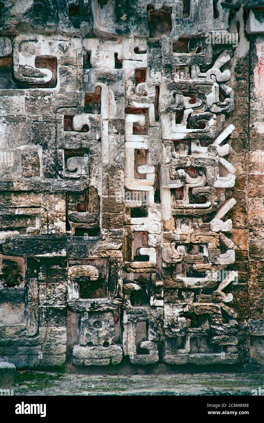 Detail des Mauerwerks auf Struktur II. Chicanna Maya Ruinen. Campeche, Mexiko. Vintage Film Bild - ca. 1990. Stockfoto