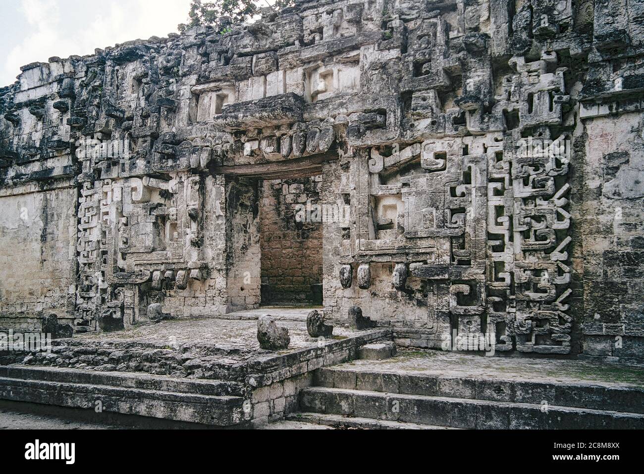 Öffnung der Serpent Tür in Struktur II. Chicanna Maya Ruinen. Campeche, Mexiko. Vintage Film Bild - ca. 1990. Stockfoto