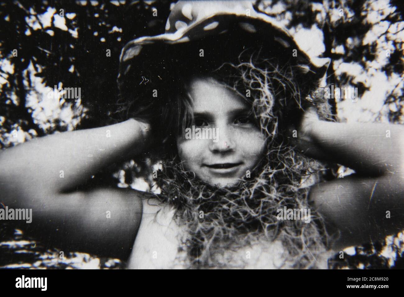 Feine 70er Jahre Vintage schwarz-weiß Lifestyle-Fotografie von einem jungen Teenager-Mädchen goofing für die Kamera. Stockfoto