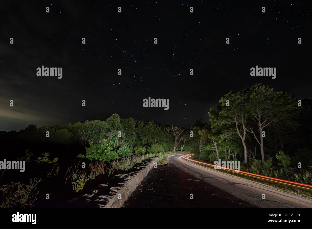 Sternenklare Nacht auf einer malerischen Landstraße in Virginia Stockfoto