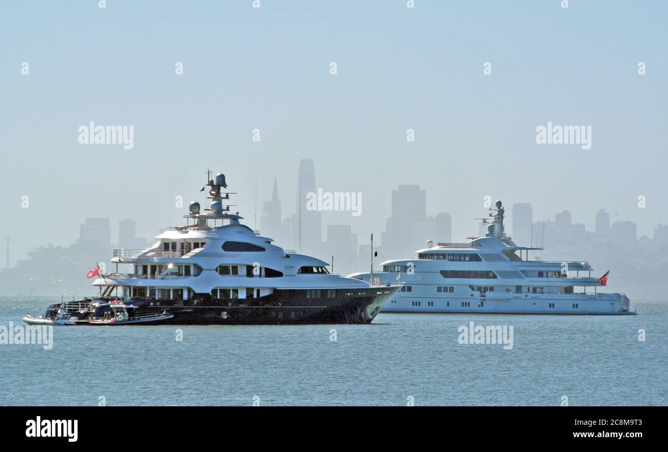 Zwei super Mega internationale Yachten ankern in der Bucht von san francisco marin County sausalito kalifornien usa Stockfoto