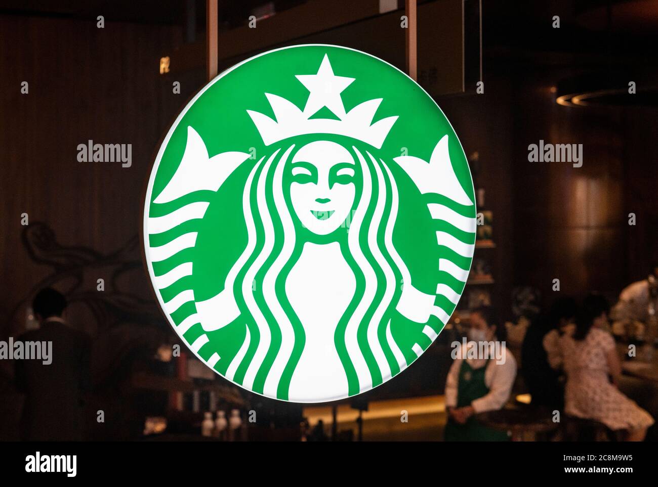 Amerikanische multinationale Kette Starbucks Coffee Store und Logo in Hongkong gesehen. Stockfoto