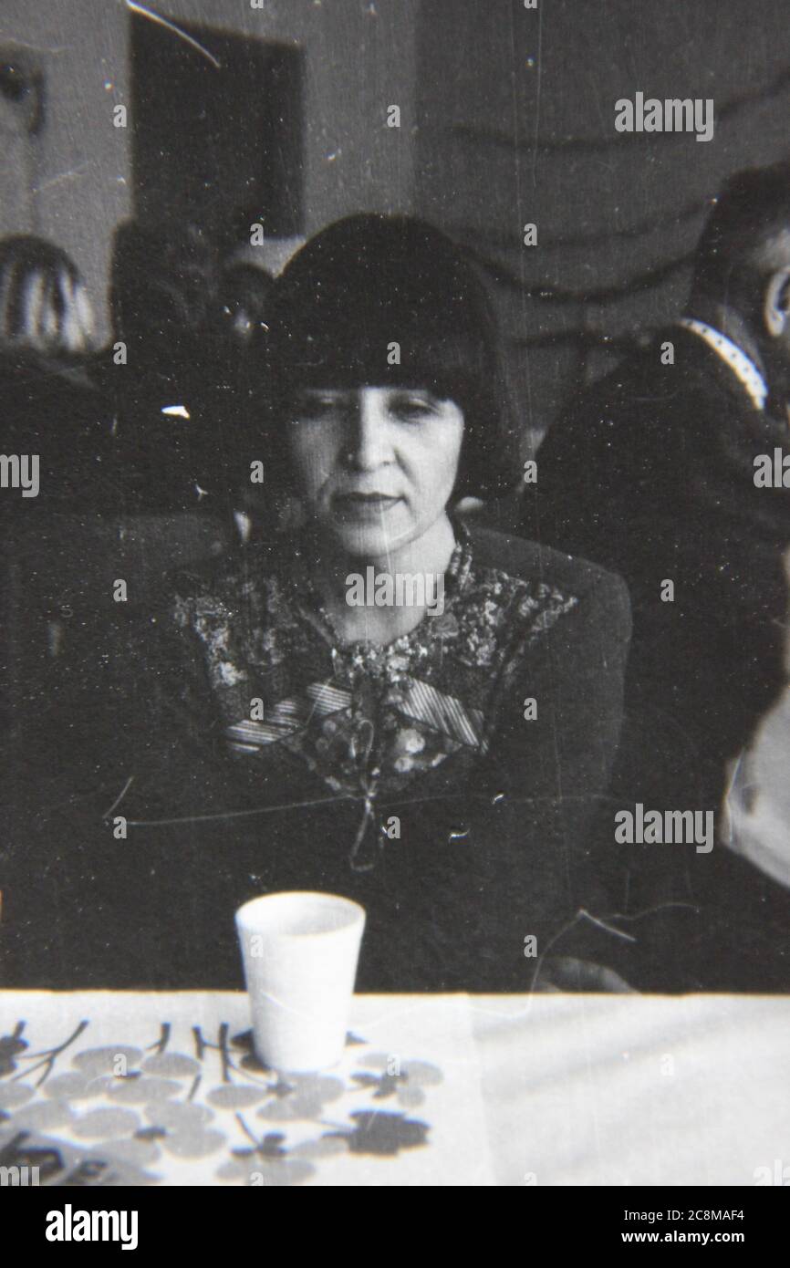 Feine 70er Jahre Vintage schwarz-weiß Lifestyle-Fotografie von einer schüchternen und ruhigen erwachsenen Frau. Stockfoto
