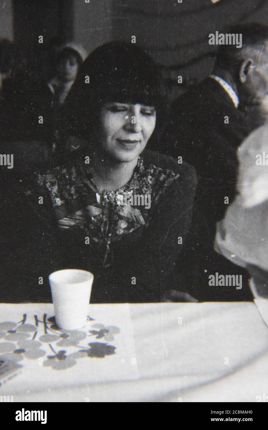 Feine 70er Jahre Vintage schwarz-weiß Lifestyle-Fotografie von einer schüchternen und ruhigen erwachsenen Frau. Stockfoto