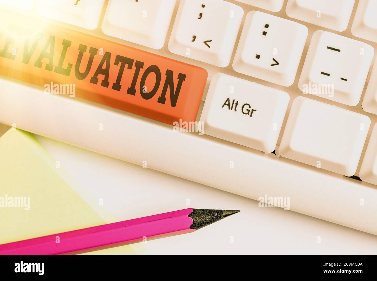 Textzeichen mit Bewertung. Business Foto zeigt die Herstellung von Urteil über die Höhe oder den Wert von etwas anders farbigen Tastatur-Taste w Stockfoto