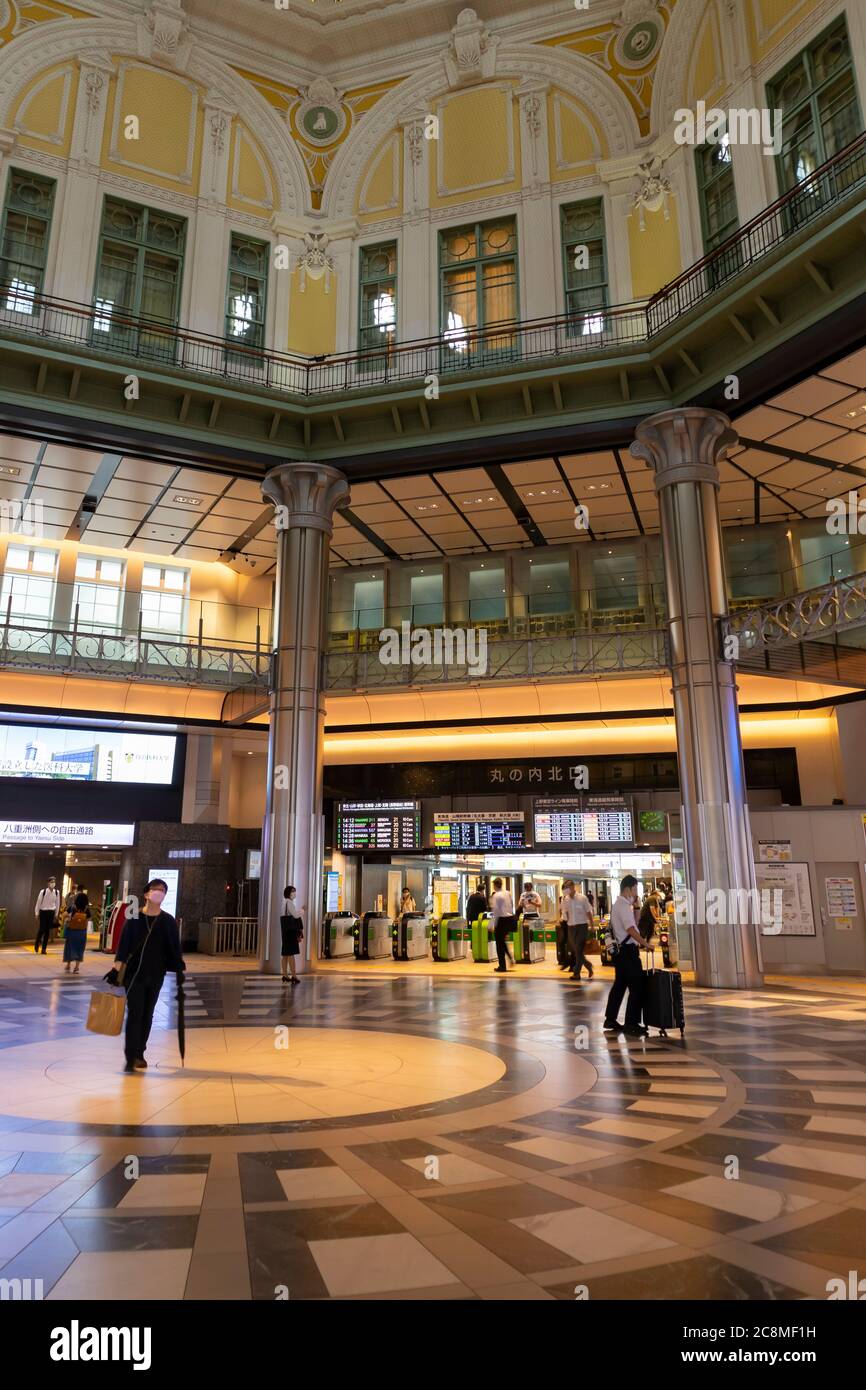 TOKIO, JAPAN - 3. Juli 2020 : Eingangshalle Marunouchi zum Bahnhof Tokio. Stockfoto