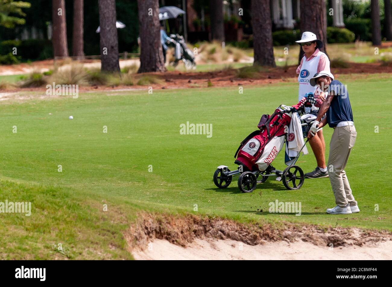 Dorf Pinehurst, North Carolina, USA. Juli 2020. SOLOMON PETRIE aus Akron, Ohio, trifft einen Anflug auf das sechste Loch während der Finalrunde der US Kids Golf World Teen Championship (Boys 15-18) im berühmten Pinehurst No. 2, im Dorf Pinehurst, North Carolina. Jedes Jahr begrüßt die World Teen Championship Golfer im Alter von 13Ã‘18 bis sieben Championship-Plätze in der Pinehurst Gegend. Diese Kurse, dieses Ereignis und die Gemeinschaft als Ganzes haben eine Bühne für golfÃs nächste Generation von Sternen zum Leuchten gebracht. Kredit: ZUMA Press, Inc./Alamy Live Nachrichten Stockfoto