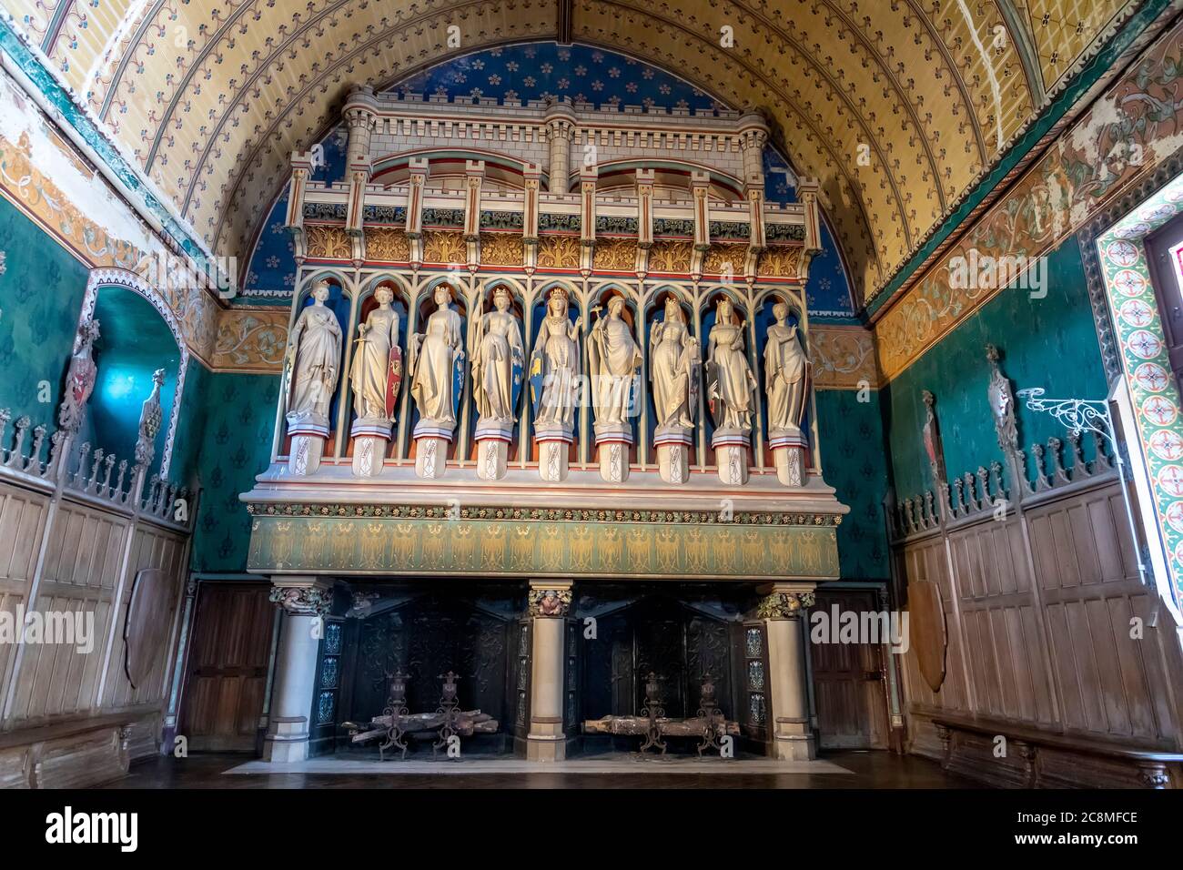 Pierrefonds, Frankreich. Juli 2020. Auf dem Mantel des monumentalen Kamins befinden sich die neun Worthies im Worthies-Raum des Pierrefonds Castle. Stockfoto