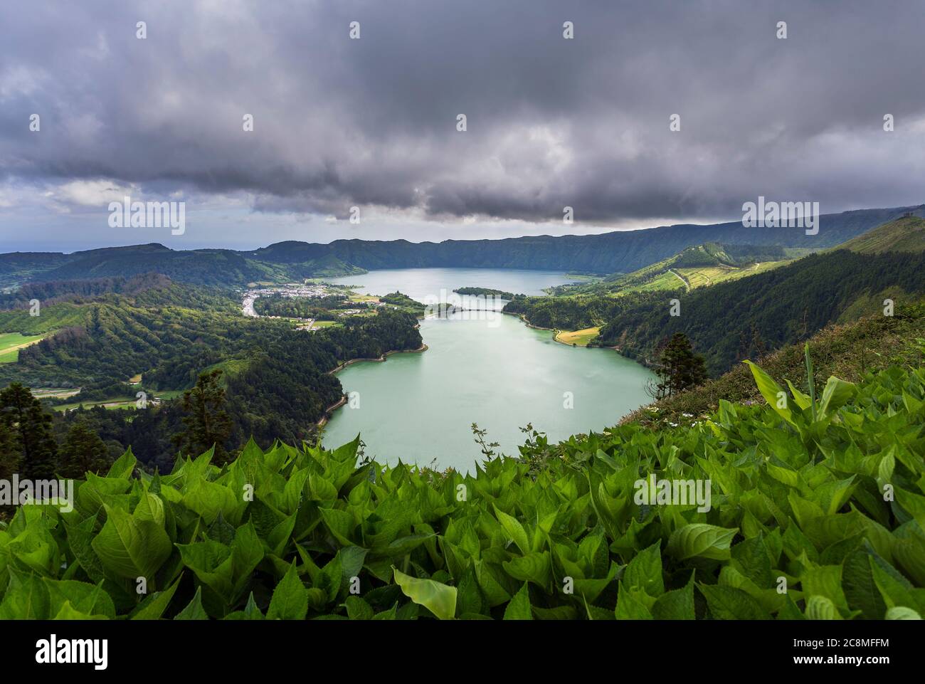 Sete Cidades Lagune auf der Insel São Miguel, Azoren, Portugal. Blick vom Aussichtspunkt Vista do Rei Stockfoto