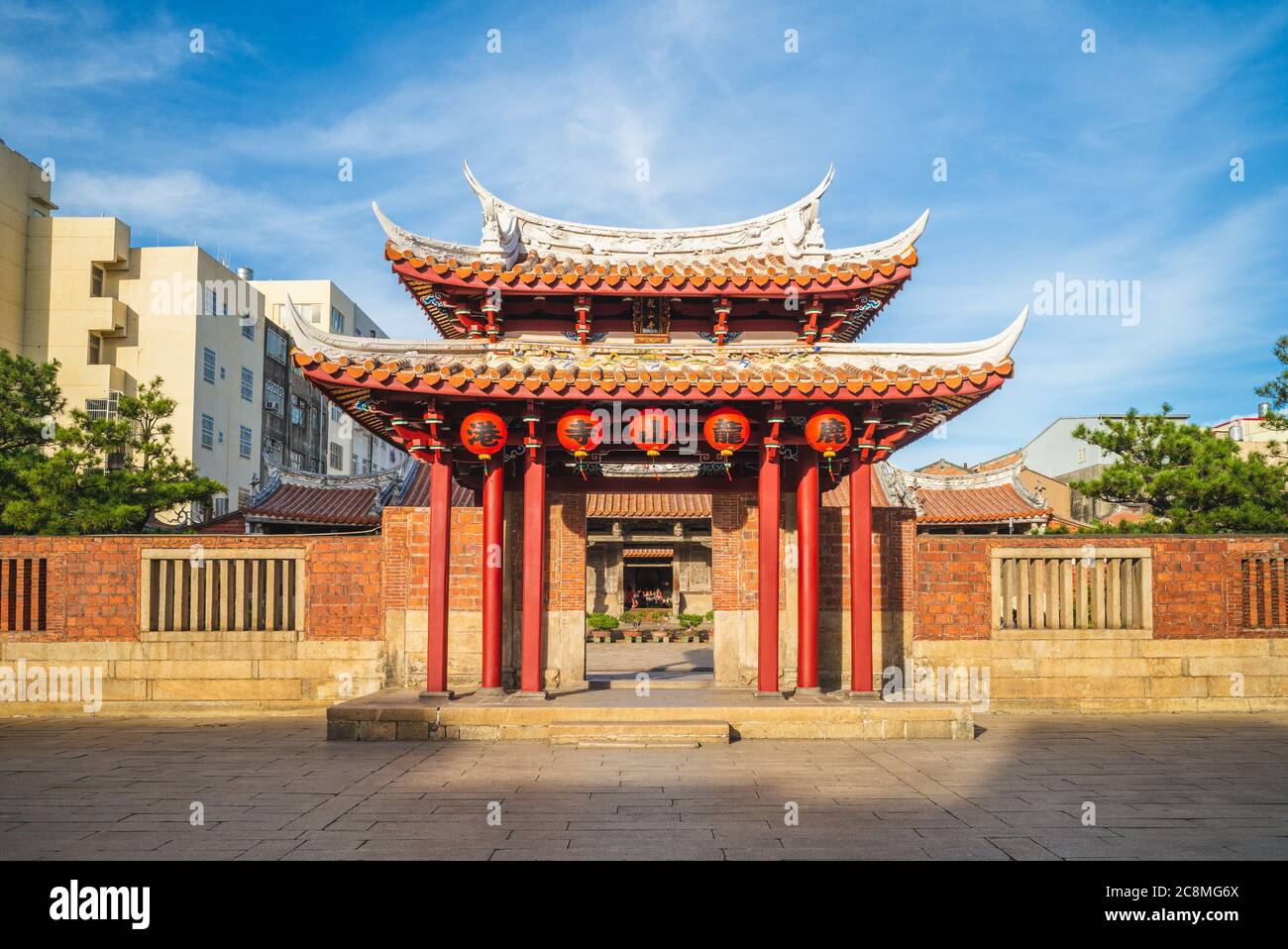 Eingang des lukang longshan Tempels, changhua. Die Übersetzung des chinesischen Textes auf der Laterne und dem Brett ist Lukang longshan Tempel Stockfoto