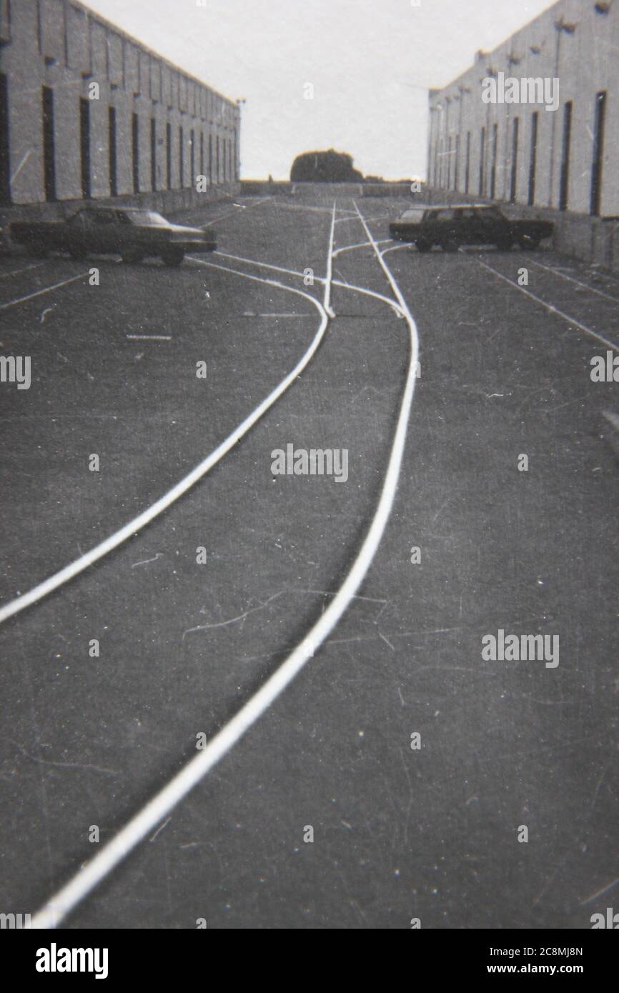 Feine 70er Jahre Vintage schwarz-weiß Lifestyle-Fotografie von Reifenspuren auf der Straße. Stockfoto