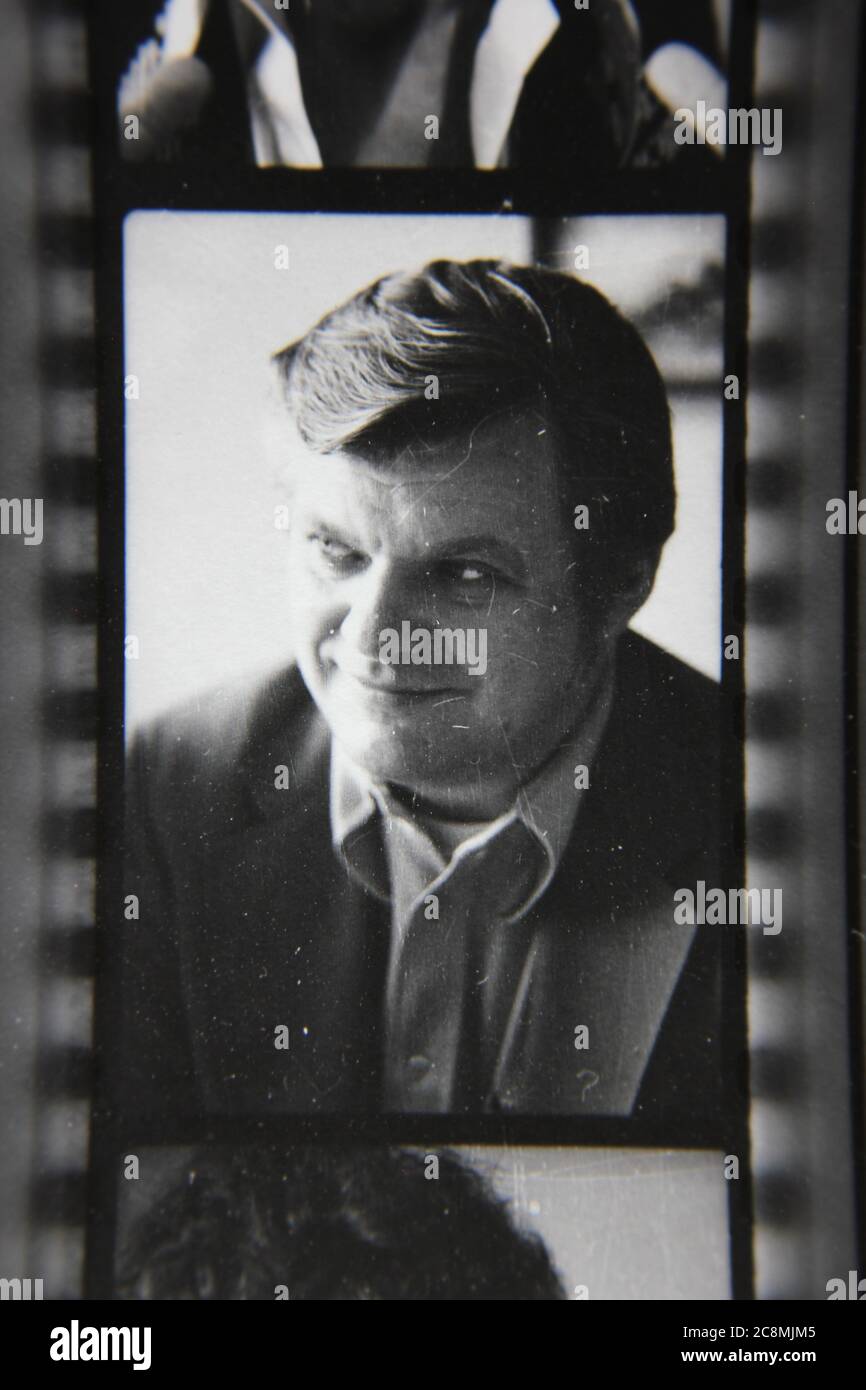 Feine Vintage-Schwarz-Weiß-Fotografie eines smarten Mannes aus den 1970er Jahren, der zur Seite schaut. Stockfoto