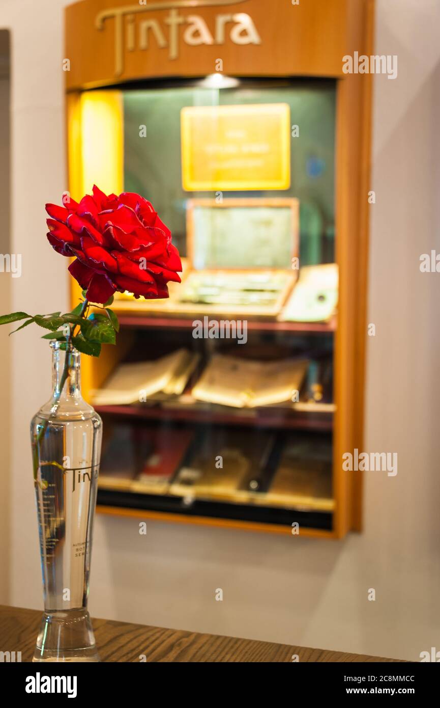 Eine einzelne rote Rose in einer Kristallvase begrüßt Touristen im beliebten Tintara Wine House im McLaren Vale in Südaustralien. Stockfoto