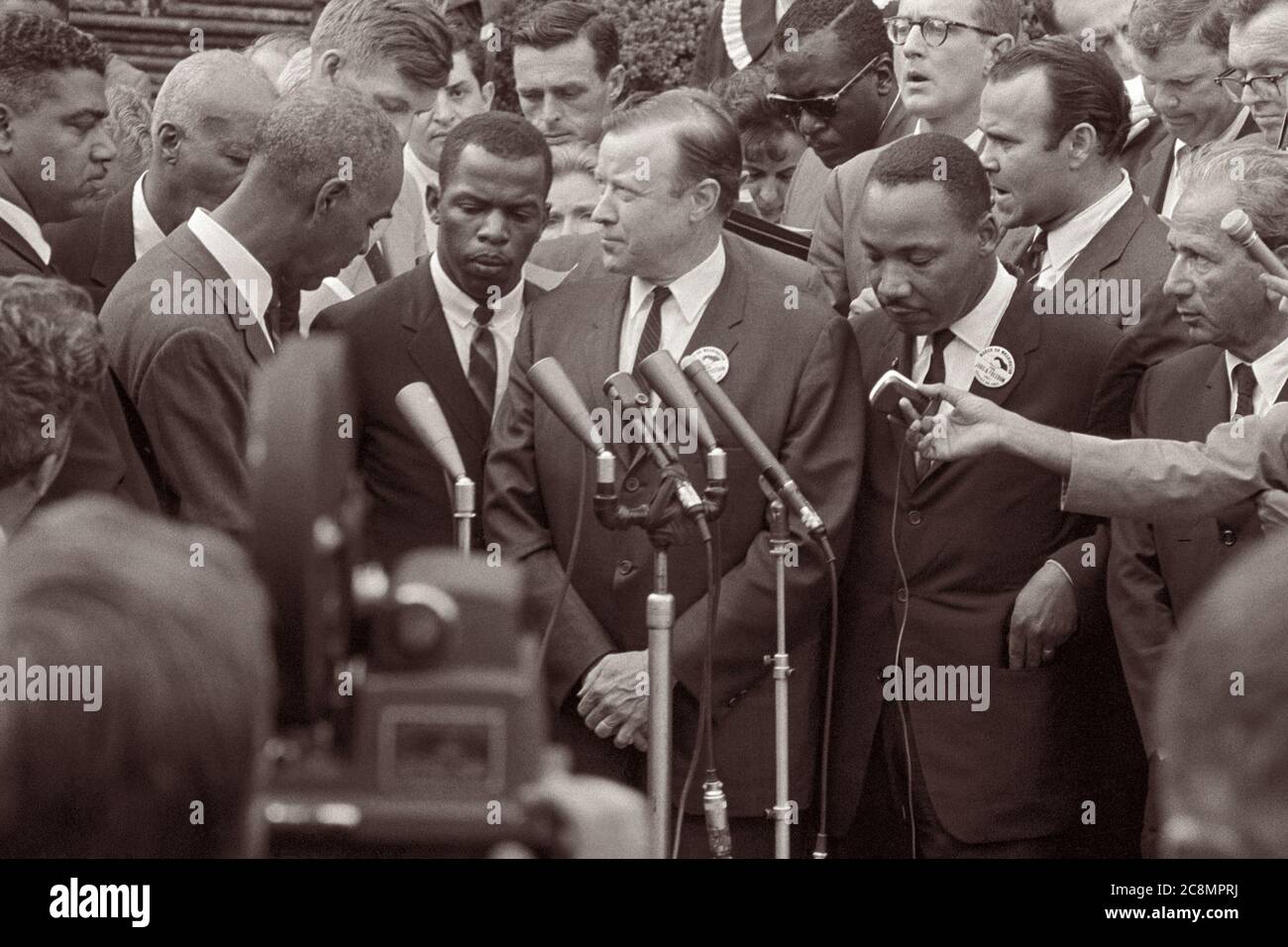 Bürgerrechtsführer, darunter Martin Luther King (SCLC), John Lewis (SNCC) und Roy Wilkins (NAACP), treffen sich nach einem Treffen mit Präsident John F. Kennedy nach dem Marsch auf Washington, D.C., 28. August 1963 mit Reportern. Stockfoto