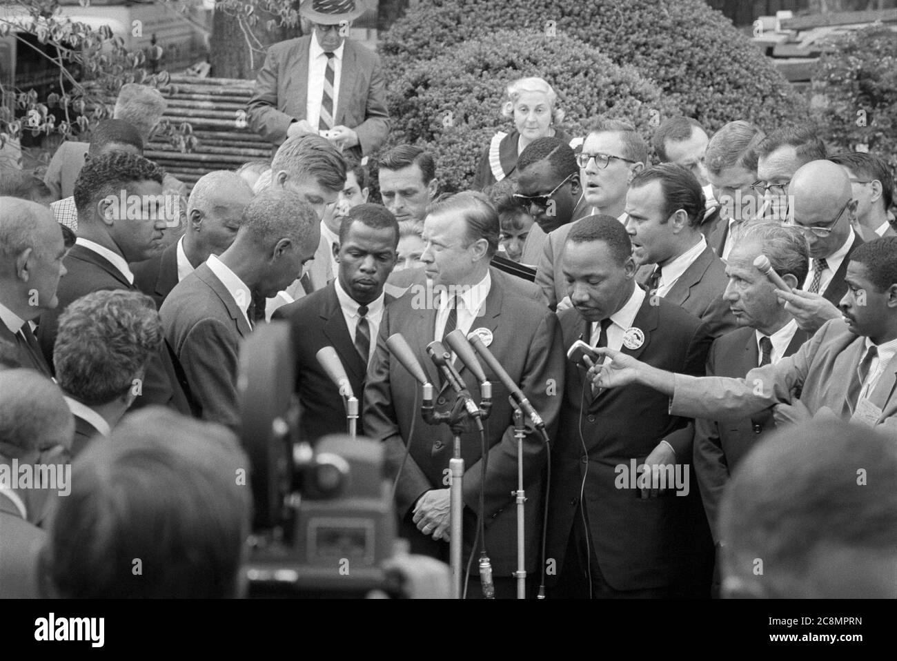 Bürgerrechtsführer, darunter Martin Luther King (SCLC), John Lewis (SNCC) und Roy Wilkins (NAACP), treffen sich nach einem Treffen mit Präsident John F. Kennedy nach dem Marsch auf Washington, D.C., 28. August 1963 mit Reportern. Stockfoto