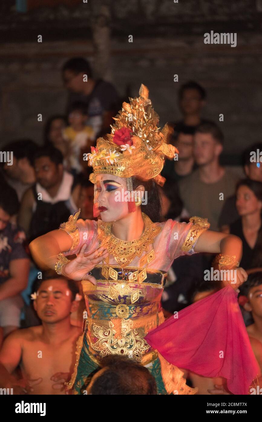 Dramatische Fotos von bunt gekleideten Kecak-Tänzern in traditionellen, bunten Kostümen führen balinesischen hinduistischen Ramayana-Tempel-Tanz auf. Stockfoto