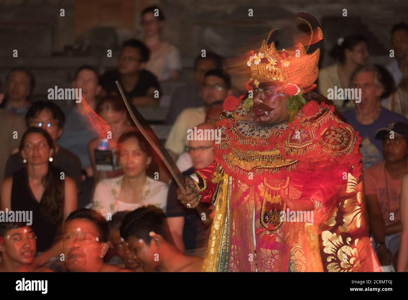 Dramatische Fotos von bunt gekleideten Kecak-Tänzern in traditionellen, bunten Kostümen führen balinesischen hinduistischen Ramayana-Tempel-Tanz auf. Stockfoto