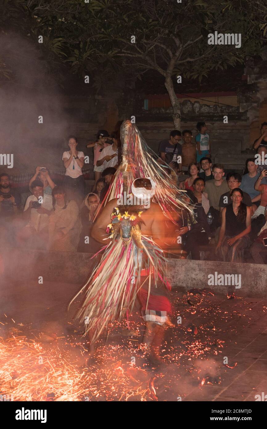 Dramatische Fotos von bunt gekleideten Kecak-Tänzern in traditionellen, bunten Kostümen führen balinesischen hinduistischen Ramayana-Tempel-Tanz auf. Stockfoto