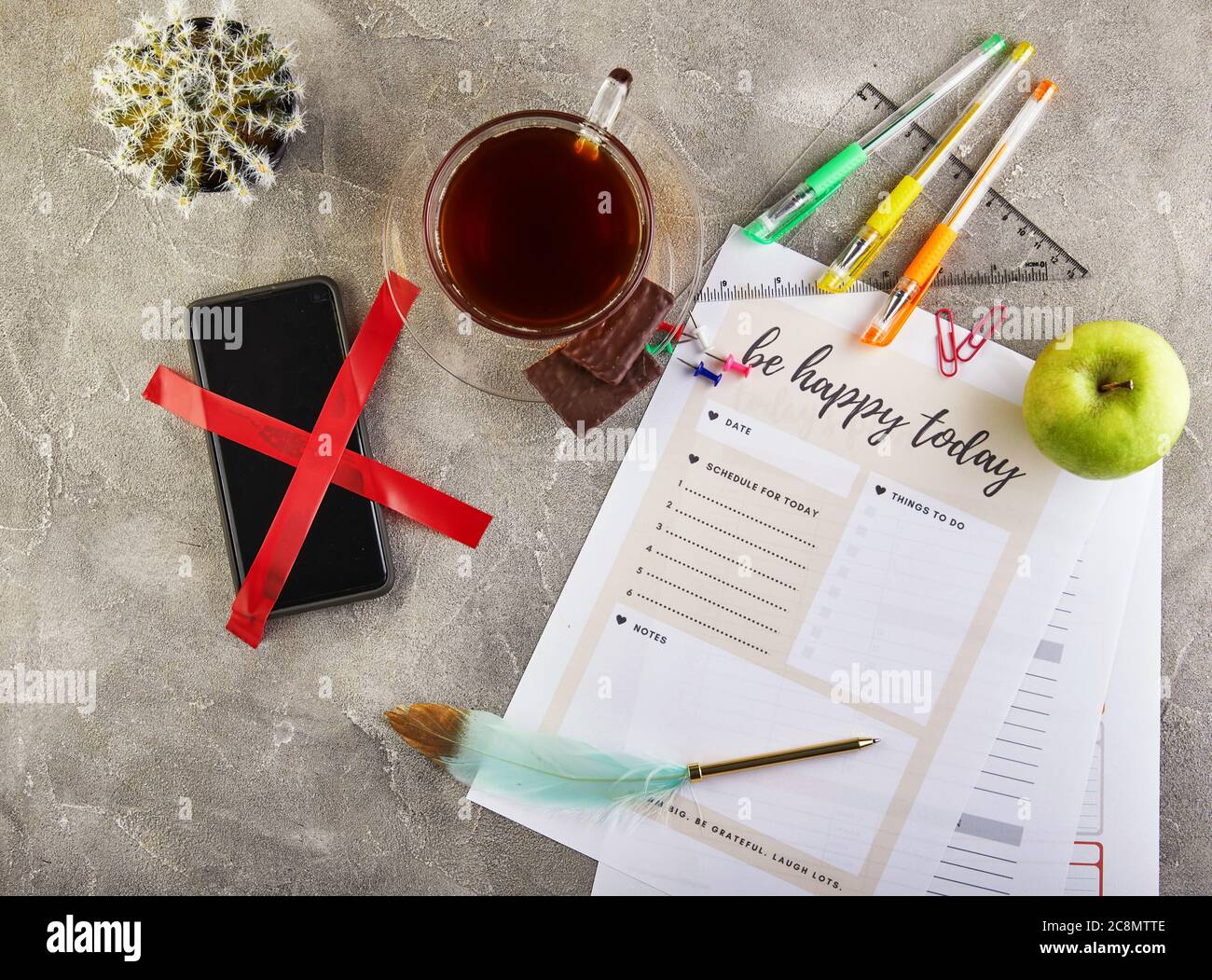 Ausstecken Konzept, Handy durchgestrichen mit einem roten Band, Kaffee mit Schokolade und farbigen Stiften, Tagebuchblätter mit einer Inschrift. Stockfoto
