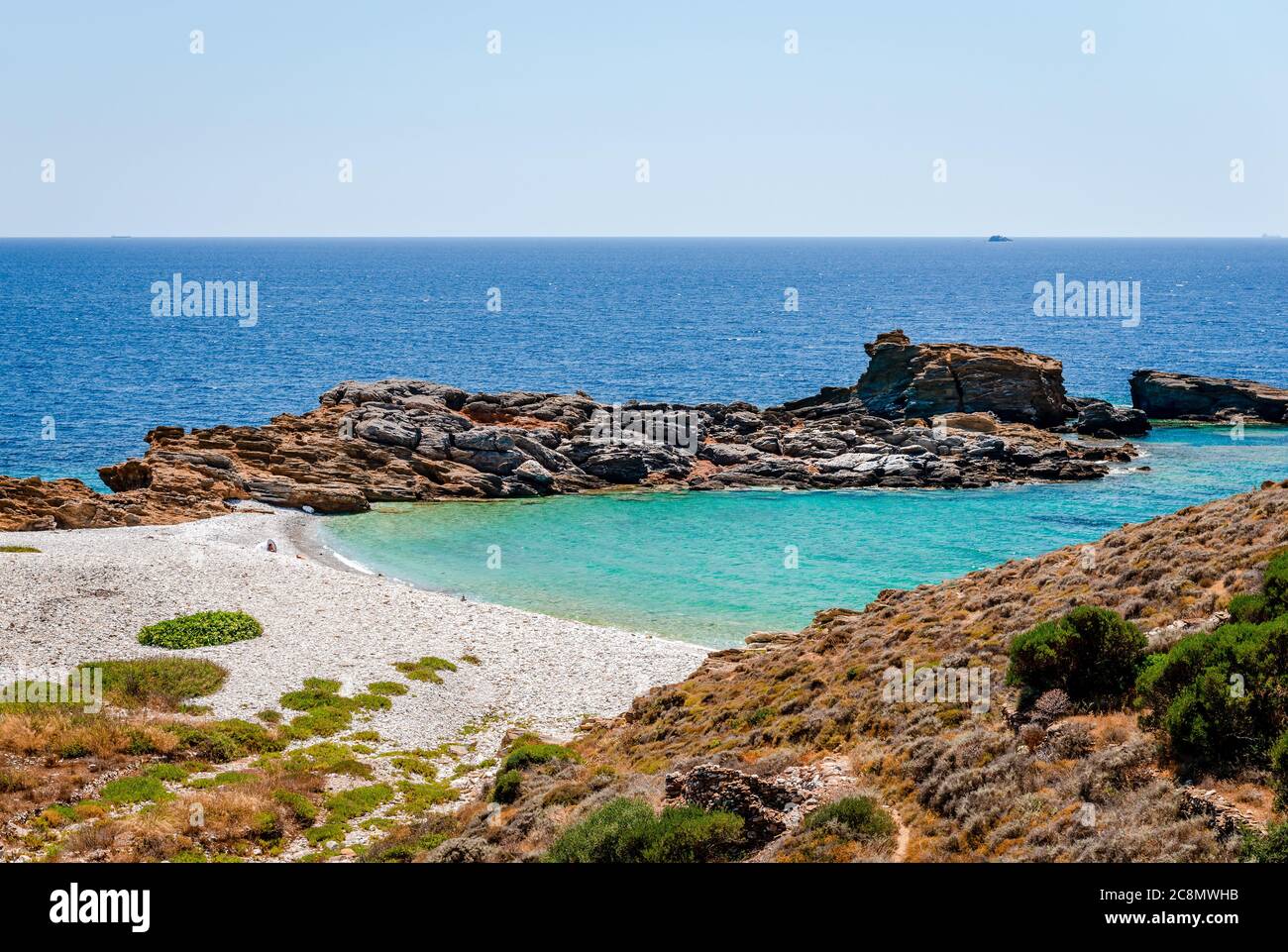 Ein ruhiger und malerischer Strand in der Nähe von Gerolimenas Dorf, auf der Halbinsel Mani, Lakonien, Peloponnes, Griechenland. Stockfoto