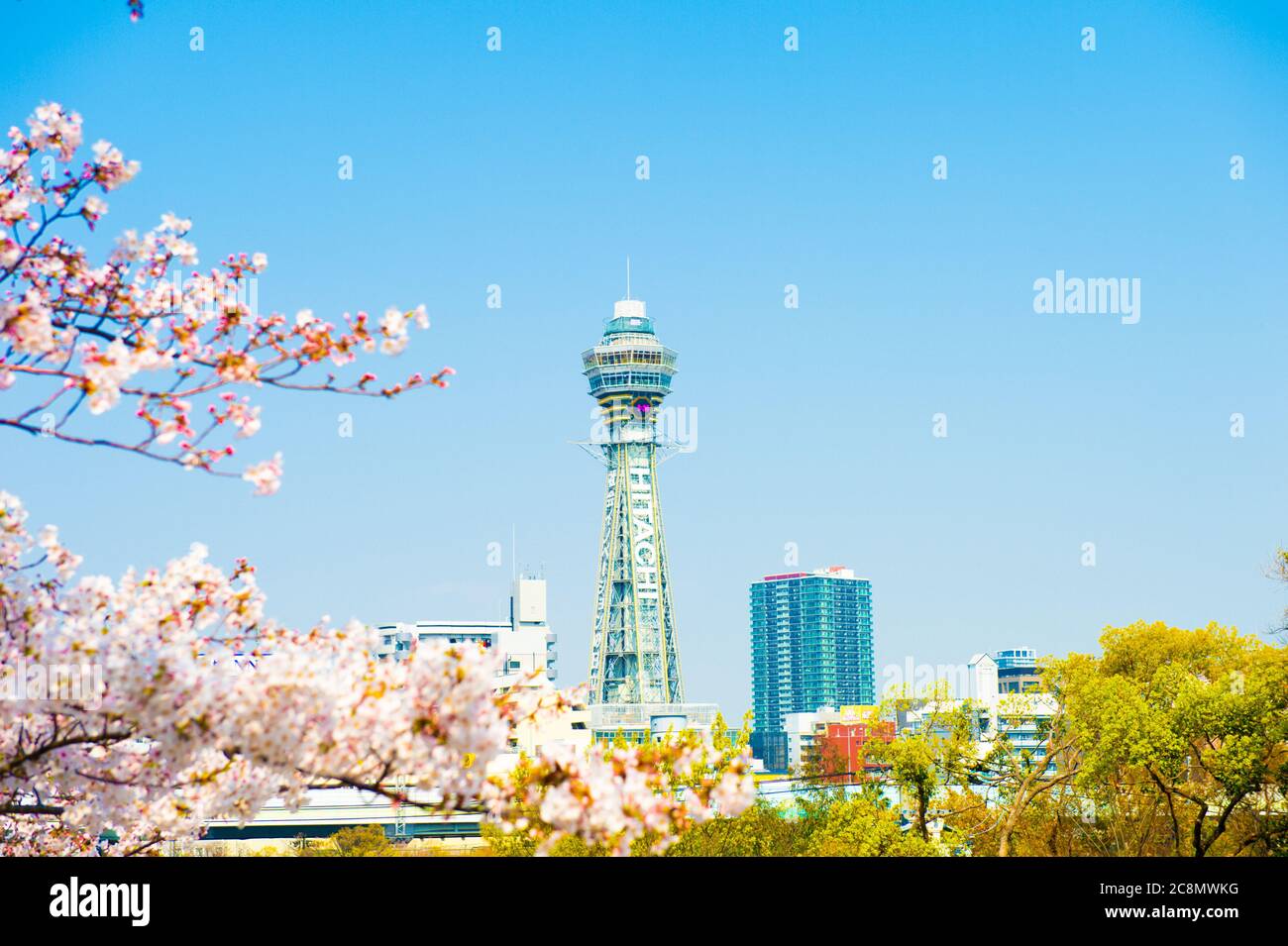 Osaka, JAPAN - CIRCA April 2019: Der Tsutenkaku Tower ist ein Turm und ein bekanntes Wahrzeichen von Osaka, Japan und wirbt für Hitachi, das sich in der Shinseka befindet Stockfoto