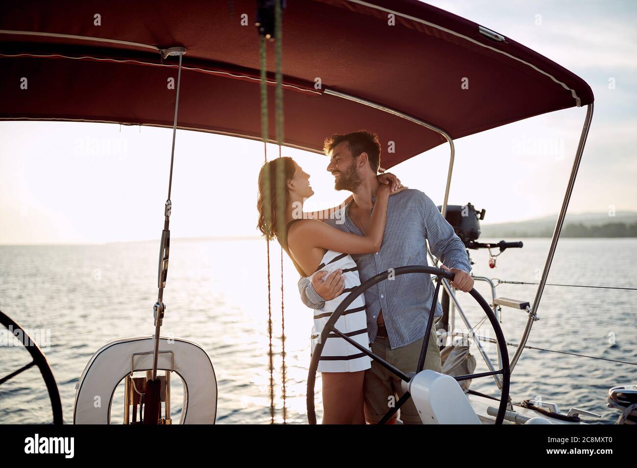 Glückliches Paar auf einer Yacht, das die Fahrt genießt Stockfoto