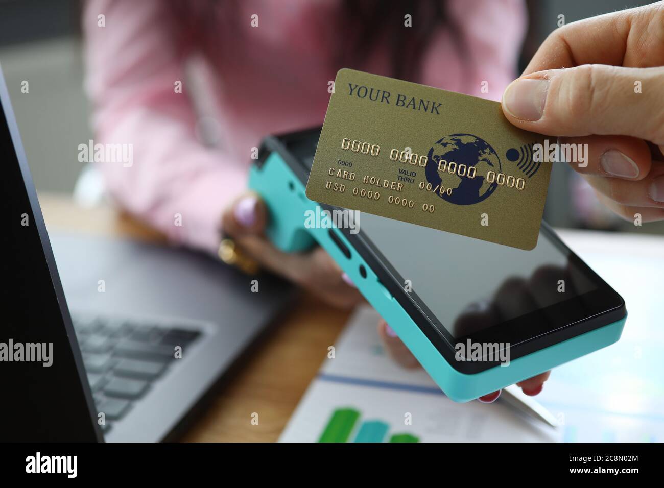 Mann machen bargeldlose Zahlung und halten in der Hand Gold-Karte. Stockfoto
