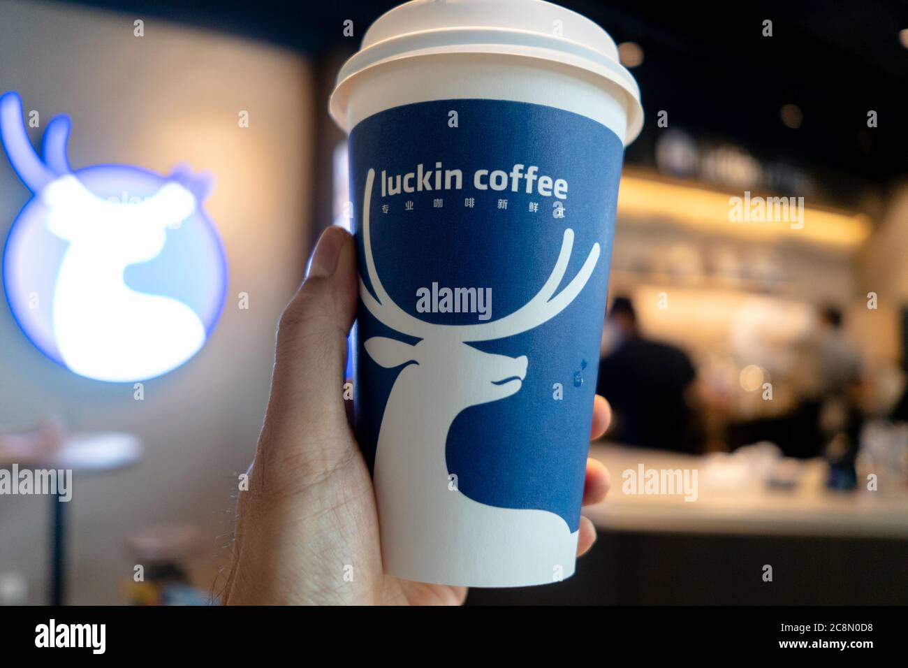Logo auf einer Tasse Luckin Coffee. Stockfoto