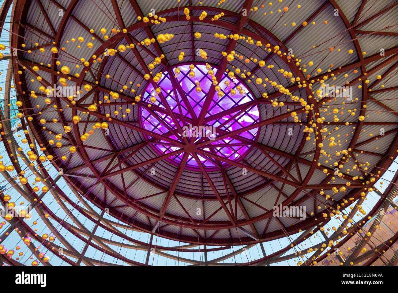 'The Aerial', eine Skulptur, die im Robert H. Lorsch Family Pavilion im California Science Center in Los Angeles hängt. Stockfoto