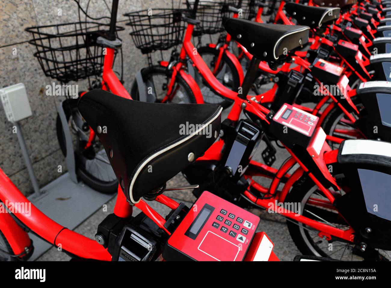 Rote Fahrräder für Bike-Sharing, die in jedem der wichtigsten touristischen Destinationen Japans verwendet werden können Stockfoto