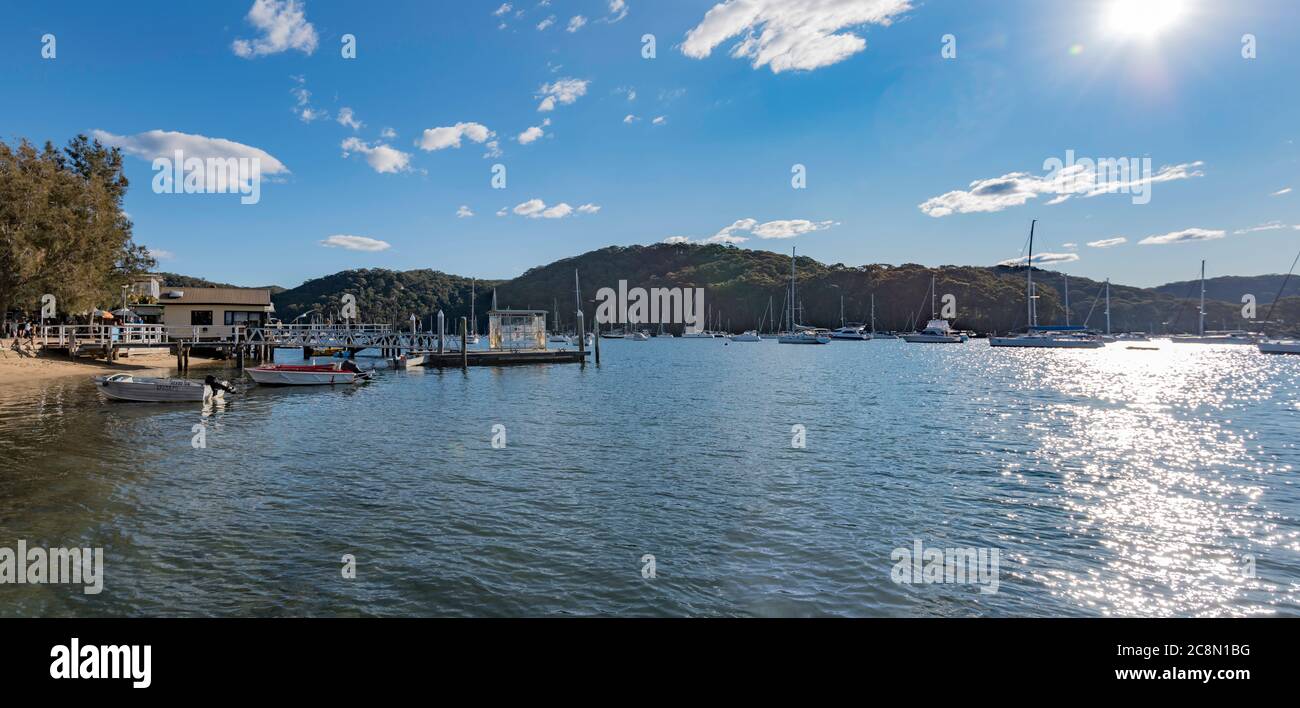 Wann ist eine Bushaltestelle keine Bushaltestelle? Wenn es eine Fähranlegestelle ist. Die am Church Point in Pittwater, Sydney, Australien, nutzt eine Bushaltestelle Schutz auf dem Kai Stockfoto