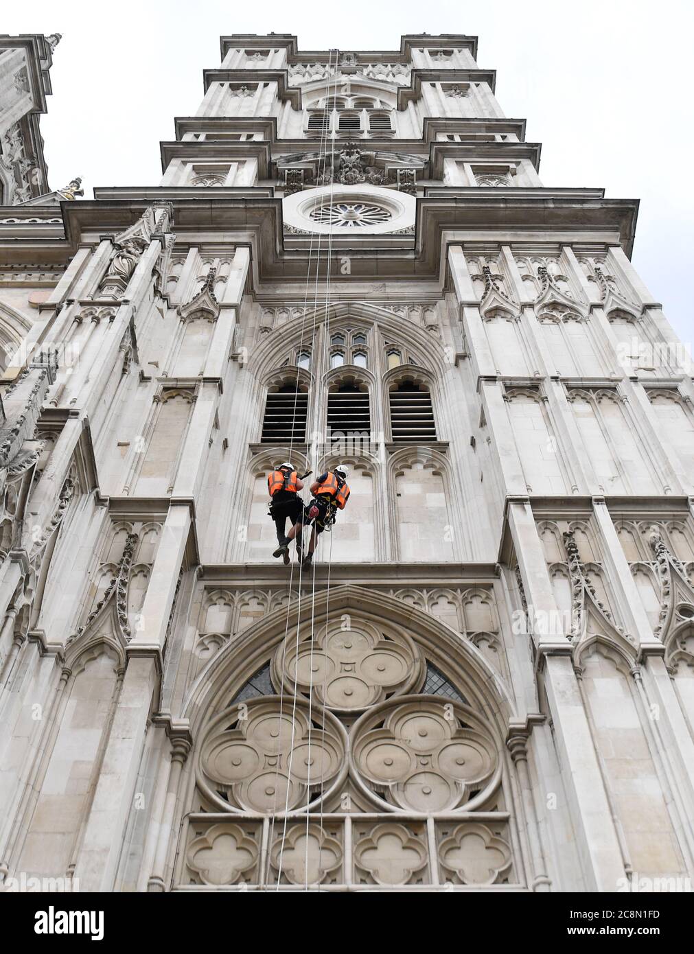 Deputy Clarke of Works Iain McDonald und Industrial Rope Access Trade Association L3 Supervisor Adam Garre seilen den Westturm der Westminster Abbey in London hinunter, während sie den Zustand des Steins überprüfen. Stockfoto