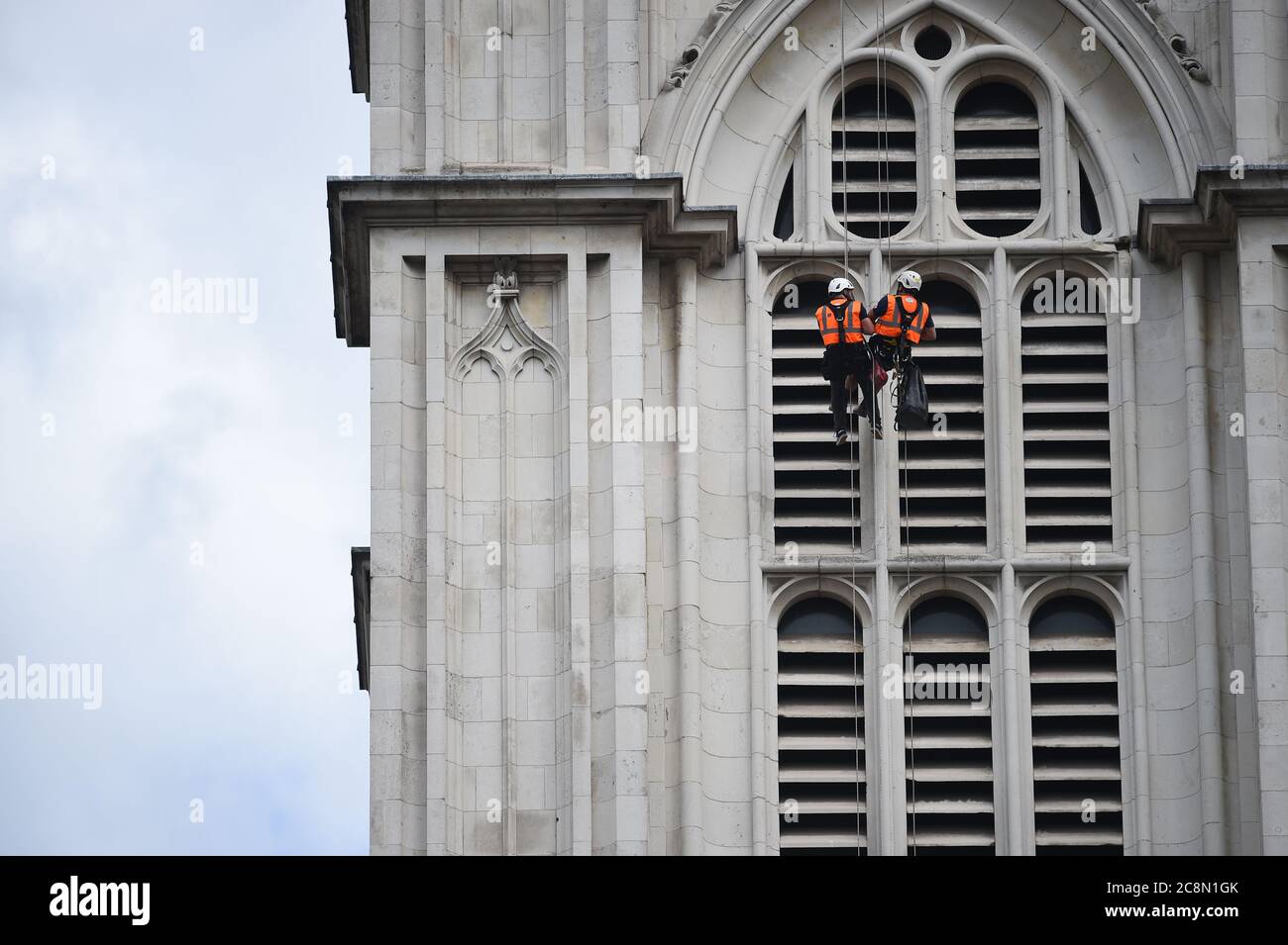 Deputy Clarke of Works Iain McDonald und Industrial Rope Access Trade Association L3 Supervisor Adam Garre seilen den Westturm der Westminster Abbey in London hinunter, während sie den Zustand des Steins überprüfen. Stockfoto