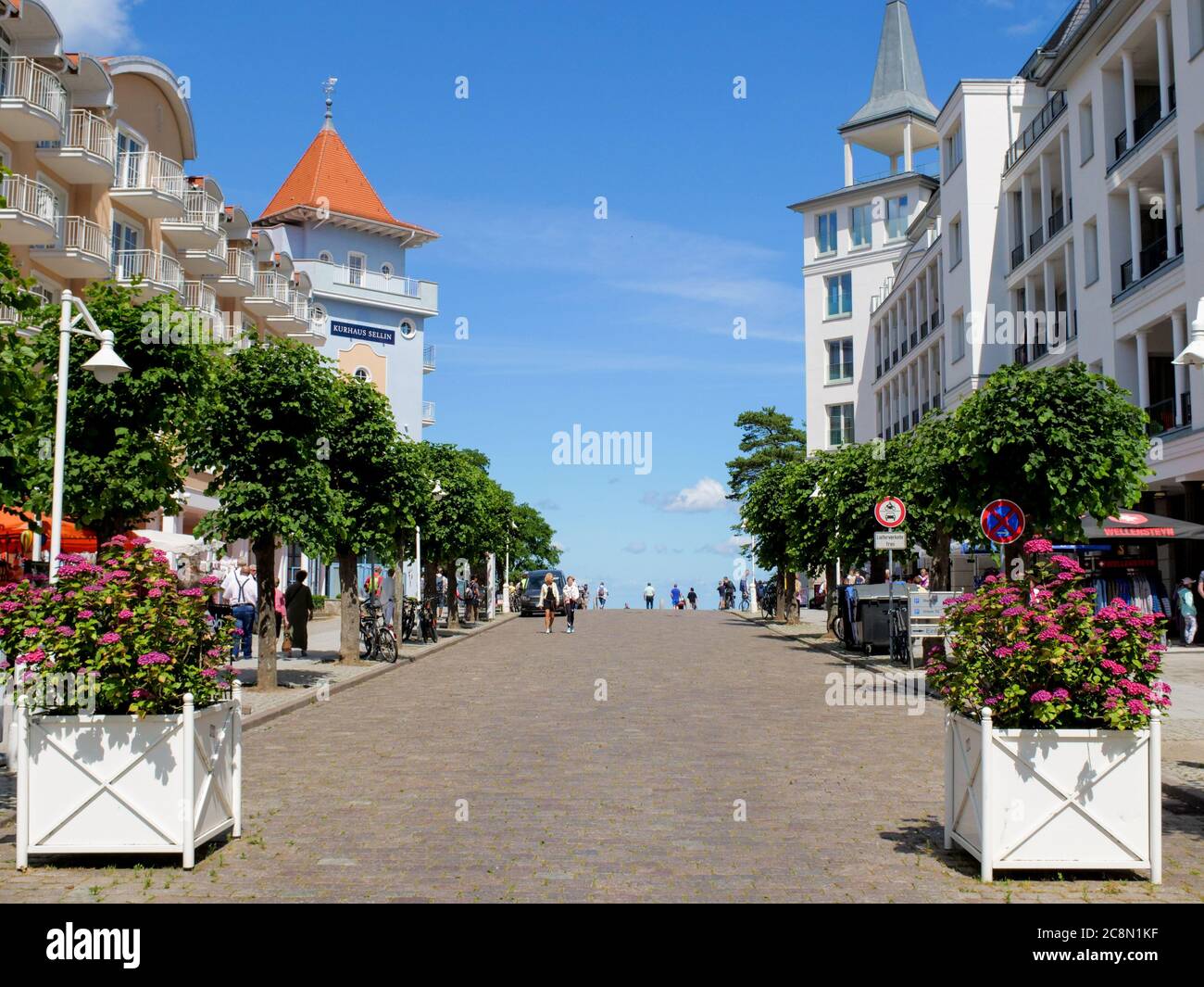 Wilhelmstraße in Sellin auf Rügen mit vielen bummelnden Touristen auf dem Weg zur Seebrücke, Urlaub an der Ostsee in Deutschland, Wilhelmstraße Stockfoto