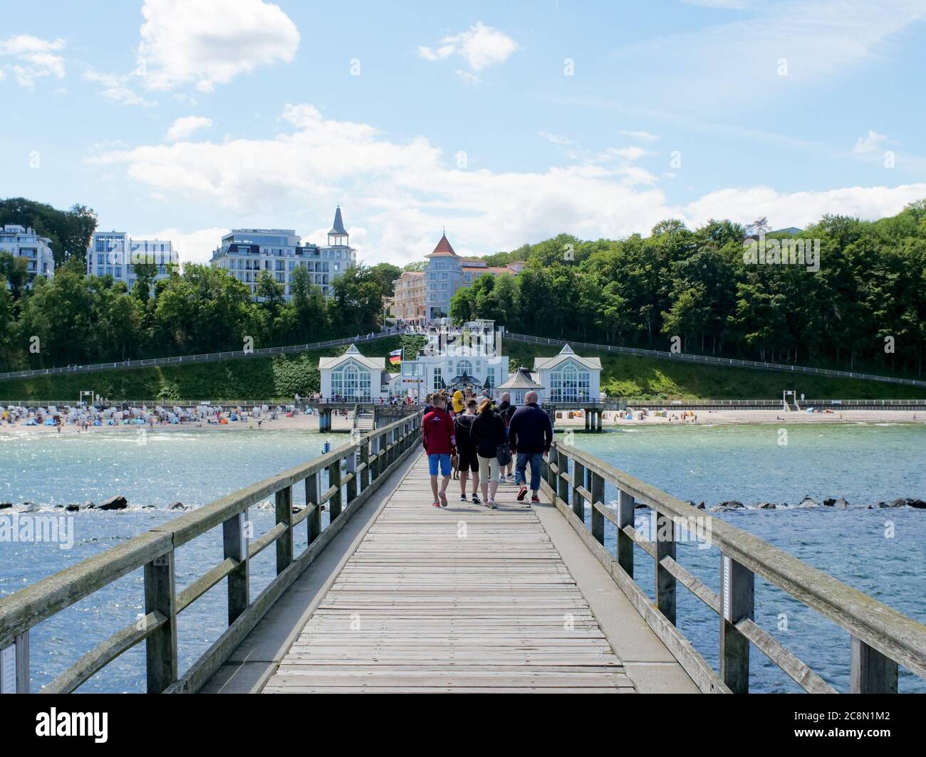 Wunderschöne Seebrücke in Sellin an der Ostsee mit vielen Touristen auf dem Pier Insel Rügen im Sommer Urlaub an der See Deutschland Stockfoto