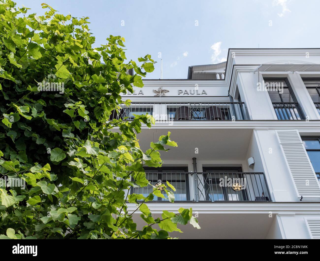Typische Häuser und Fassaden im Ostseebad Sellin auf der Insel Rügen an der Ostsee, Architektur Villa und Straßenansicht Wilhelmstraße Selin Stockfoto