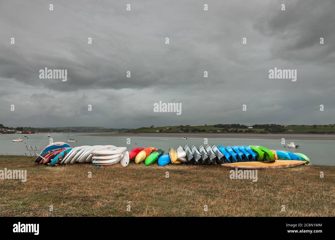 Courtmacsherry, Cork, Irland. Juli 2020. Surfbretter, Kajaks und Kanus standen an einem bewölkten Morgen im Küstendorf Courtmacsherry, Co. Cork, Irland, an der Küste an. - Credit; David Creedon / Alamy Live News Stockfoto