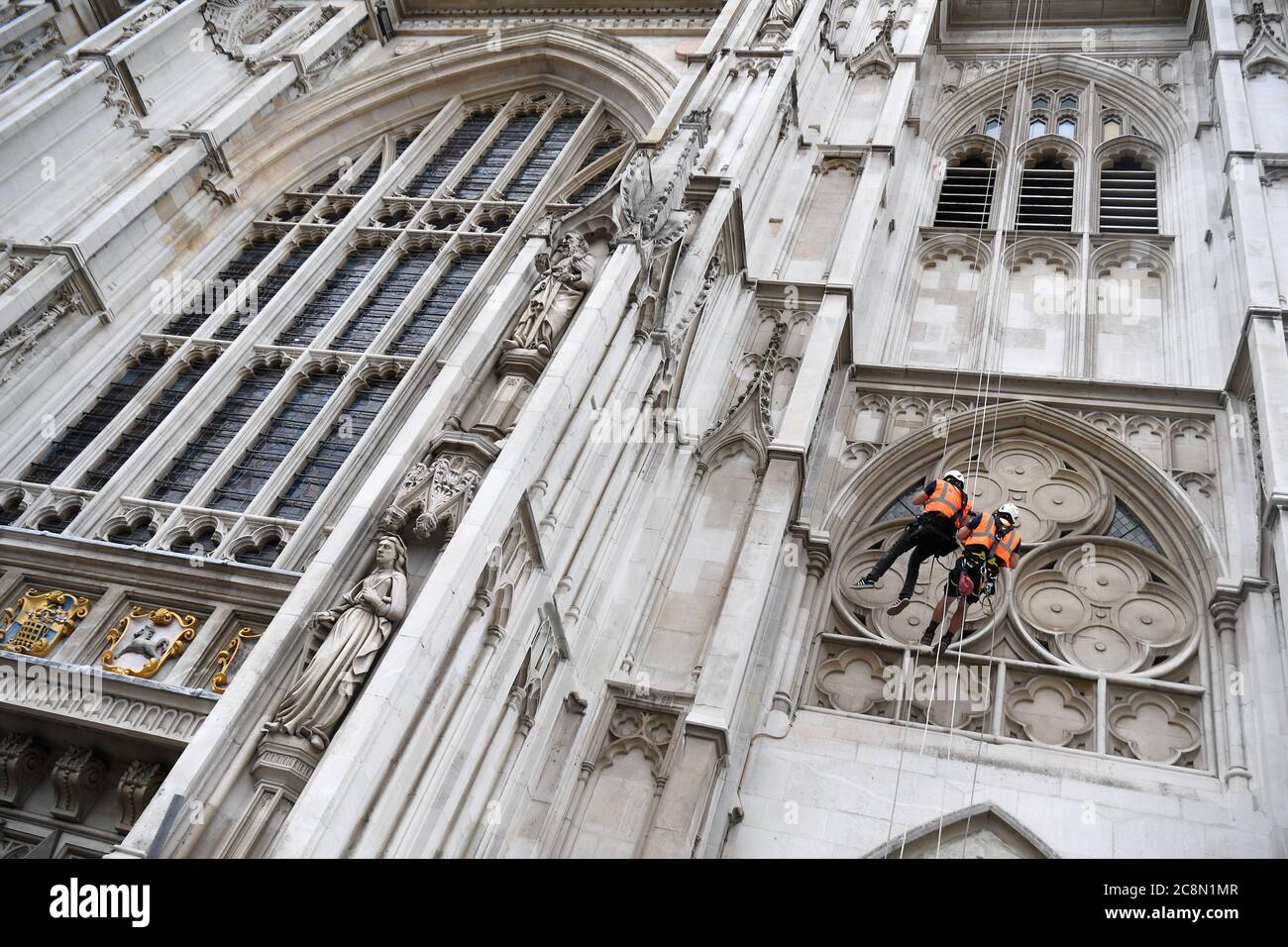 Deputy Clarke of Works Iain McDonald und Industrial Rope Access Trade Association L3 Supervisor Adam Garre seilen den Westturm der Westminster Abbey in London hinunter, während sie den Zustand des Steins überprüfen. Stockfoto