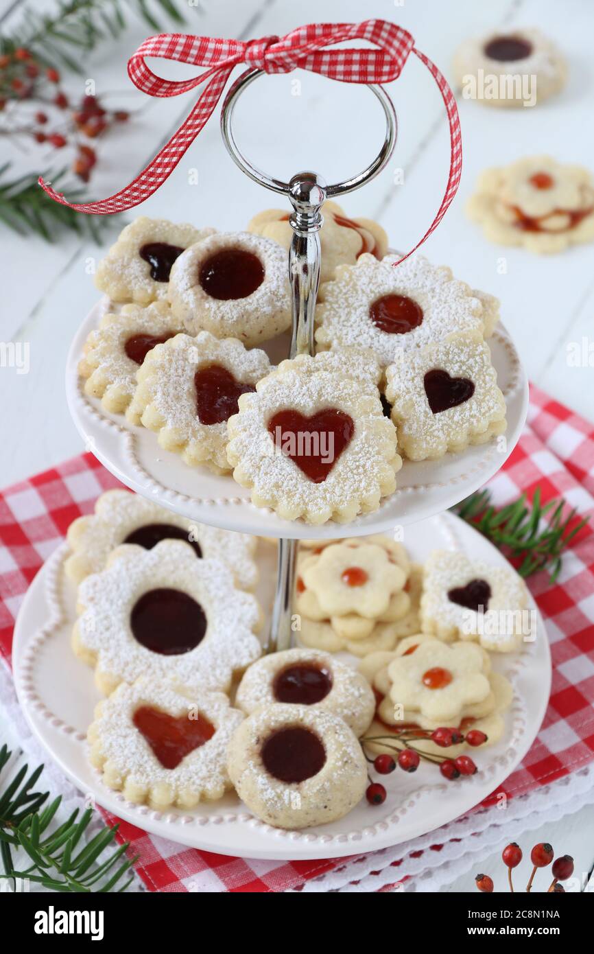 weihnachtsbäckerei weihnachtsgebäck auf dem abgestuften Kuchenständer Stockfoto
