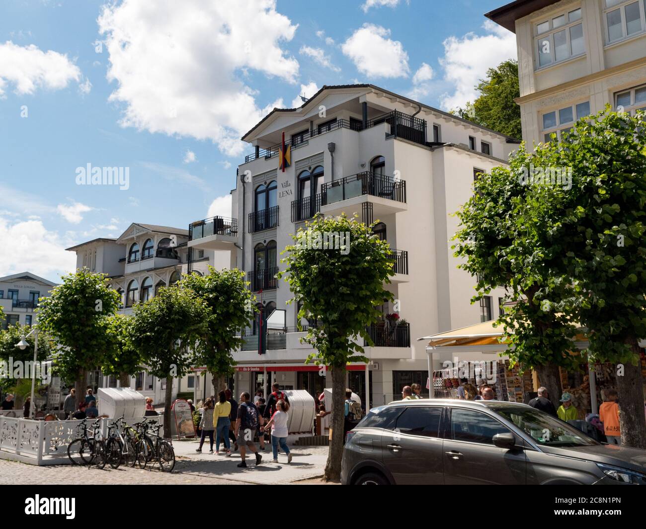 Typische Häuser und Fassaden im Ostseebad Sellin auf der Insel Rügen an der Ostsee, Architektur Villa und Straßenansicht Wilhelmstraße Selin Stockfoto