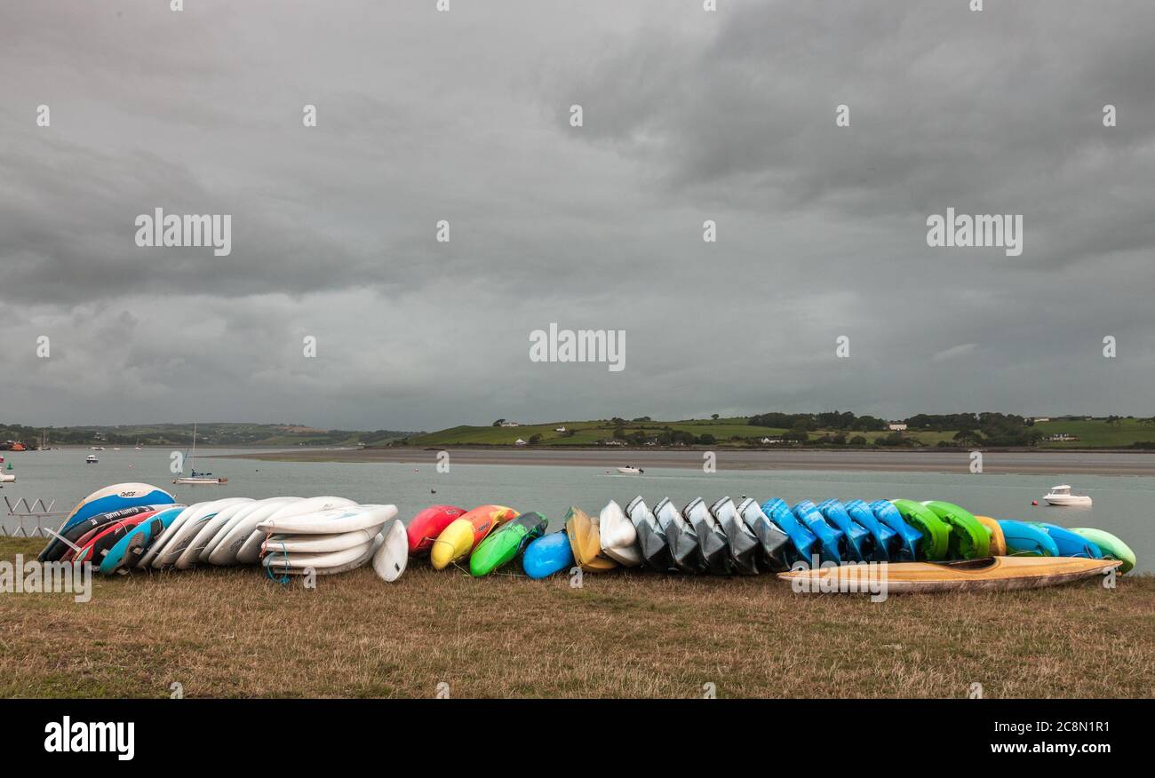 Courtmacsherry, Cork, Irland. Juli 2020. Surfbretter, Kajaks und Kanus standen an einem bewölkten Morgen im Küstendorf Courtmacsherry, Co. Cork, Irland, an der Küste an. - Credit; David Creedon / Alamy Live News Stockfoto