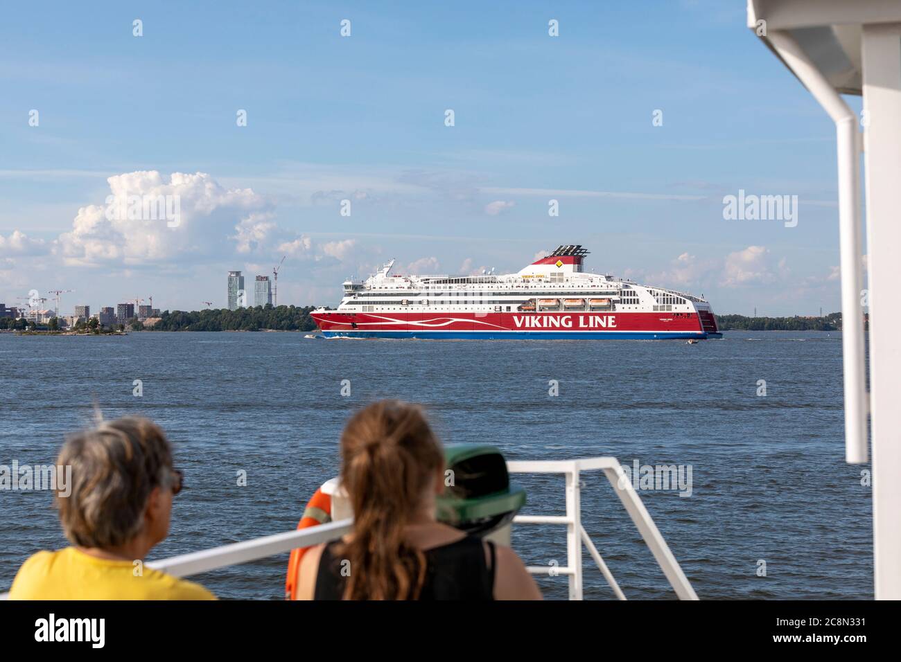 Helsinki ist von drei Seiten von der Ostsee umgeben. Daher hat die Stadt viele Häfen und mehrere Kreuzfahrtschiffe besuchen die finnische Hauptstadt regelmäßig. Stockfoto
