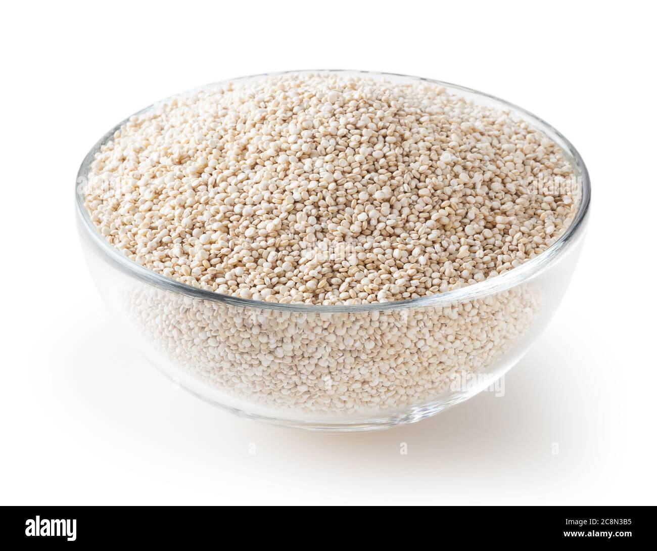 Getrocknete weiße Quinoa-Samen in Glasschale isoliert auf weißem Grund mit Schneideweg Stockfoto