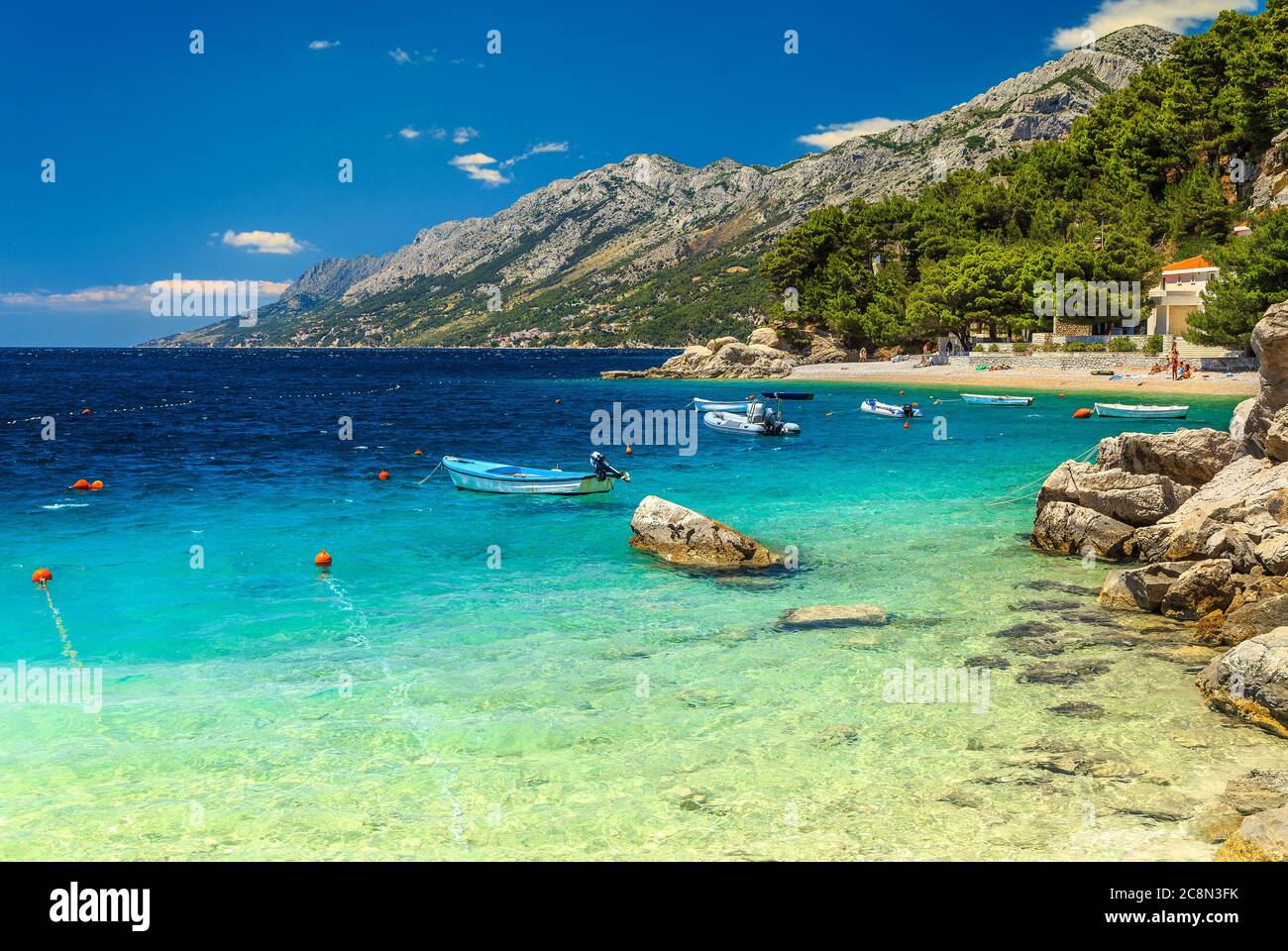 Malerischer Sommerferienort und majestätische Uferpromenade mit Booten, Brela, Makarska riviera, Dalmatien, Kroatien, Europa Stockfoto