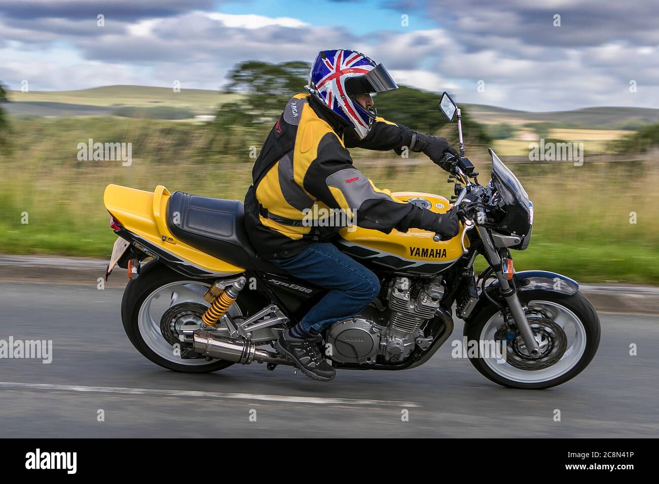 Yamaha XJR1300 Motorradfahrer; zweirädrigen Transport, Motorräder, Fahrzeug, Straßen, Motorräder, Radfahrer motoring in Chorley, UK Stockfoto